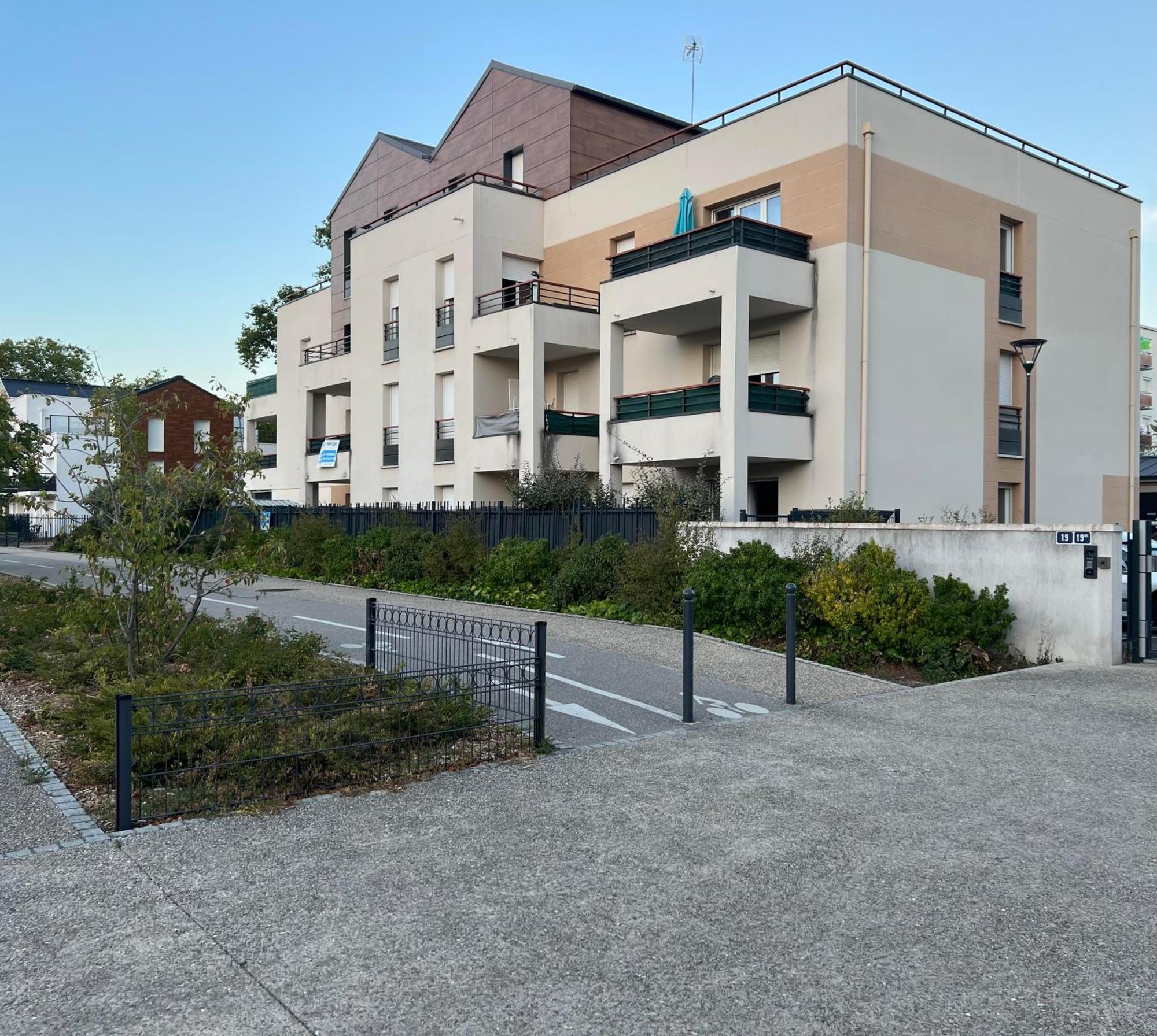 Appartement Rez De Chaussee Avec Parking Prive Orleans Exterior photo